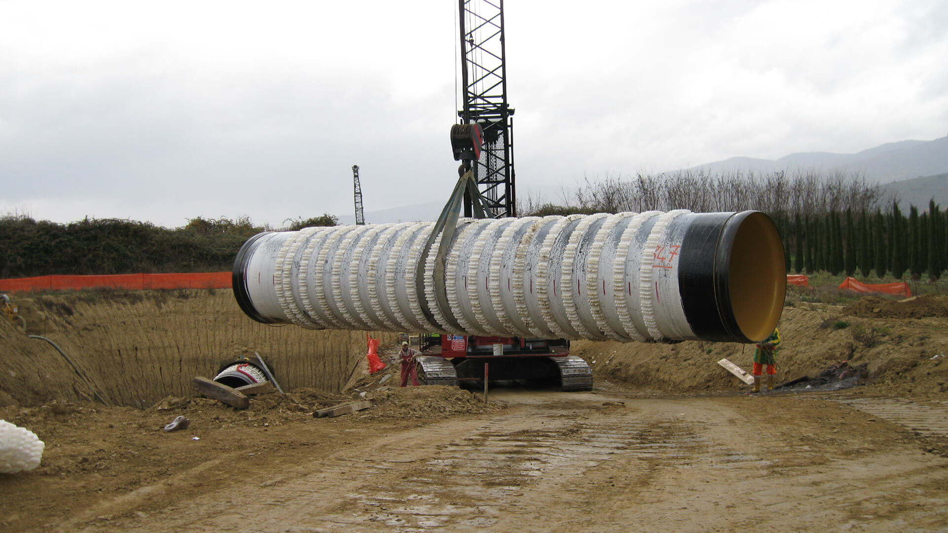 Lifting large pipe with Raci pipeline spacers installed
